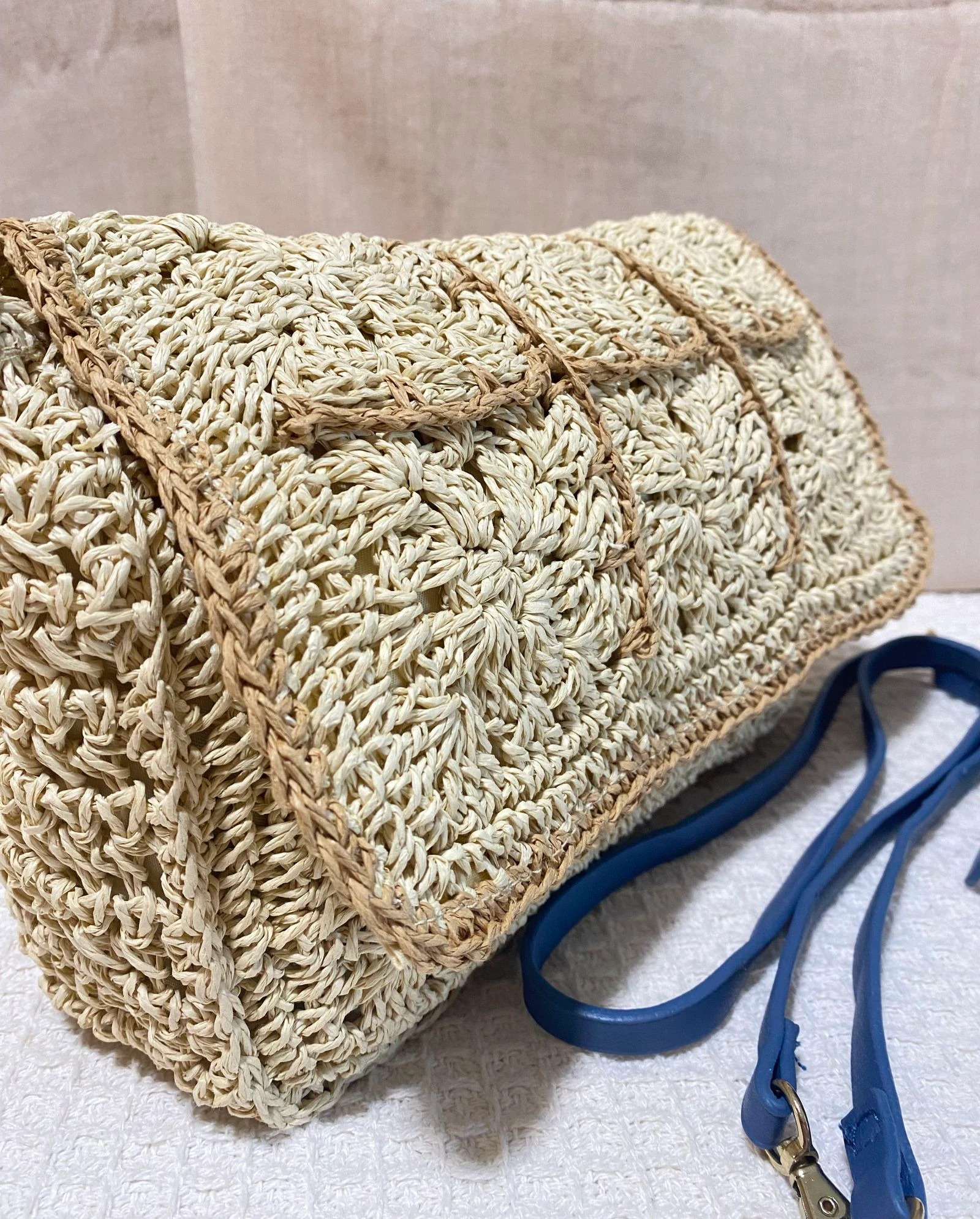 Strandtas van rotan met blauwe band – photo 4